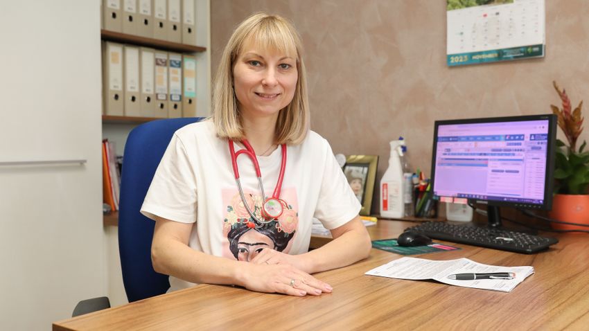 A győri doktornő nem csupán gyógyítja pácienseit, gondozási tervet készít számukra